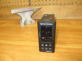 10et-tjf00-000-3-00 Barber Colman Used Powers Up Temperature Controller