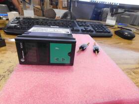 Gefran 1000.r0.r1.0..1.con Model 1000 Process Controller. P/n 1000.r0.r1.0..1.con. Good Used