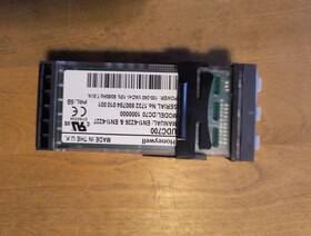 Dc70-3100000 Honeywell Used Controller Udc700 Broken Trim Plate See Pictures