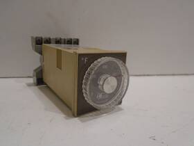 8501 Konbo / Square D Series 480 Temperature Controller 0-800 F With Socket Base