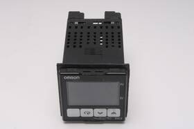 E5cz-q2mt Omron Temperature Controller With Panel Mount