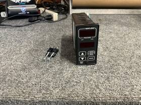 985a-2dd0-0000 Watlow 985 Temperature Control With Mounting Hardware