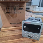 Honeywell Tempature Controller DC2500-CB-1B00-100-00000-E0-0. Fixed Price $1100.00.